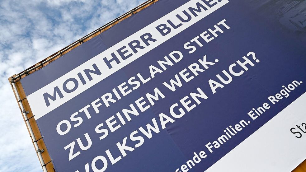 VW-Chef Blume wird in Emden mit einem Schriftzug und der Frage nach der Zukunft begrüßt. Foto: Lars Penning