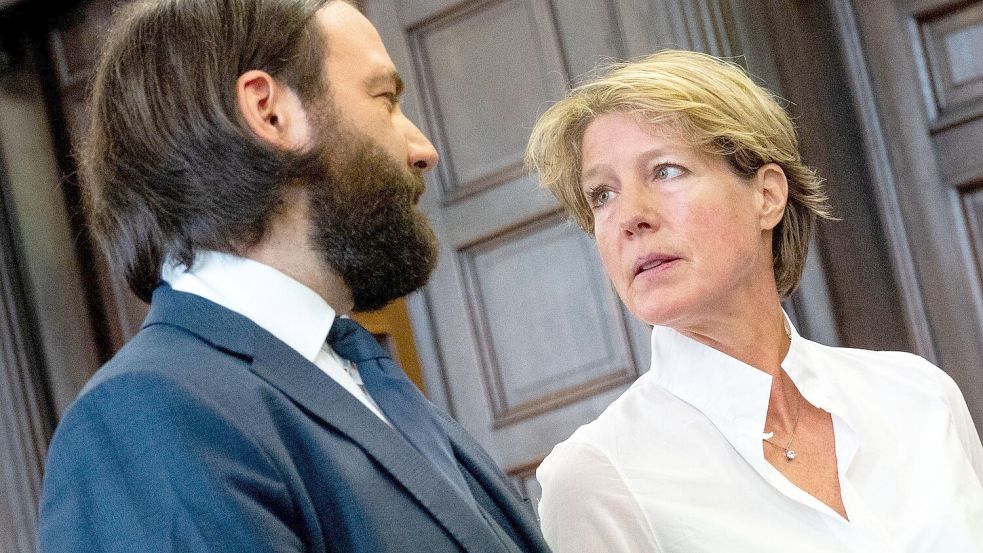 Christina Block im Austausch mit ihrem Anwalt Ingo Bott. Die Unternehmerin hat im Gericht eine lange Erklärung abgegeben. Foto: Daniel Bockwoldt