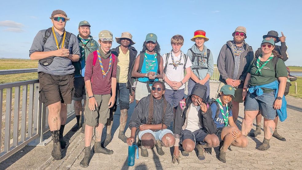 Die Wattwanderung war für Johannes Britz (von links), Christian Strohbach, Anton Leferink, Edgar Kandele, Roselyn Mbathera, Netesia Ikumba, Matthes Britz, Jana Mukadi, Theis Koll, Brianna Harris, Jann-Marten Janssen, Goldie Swart und Uazuva Tjozongoro ein Erlebnis. Foto: privat