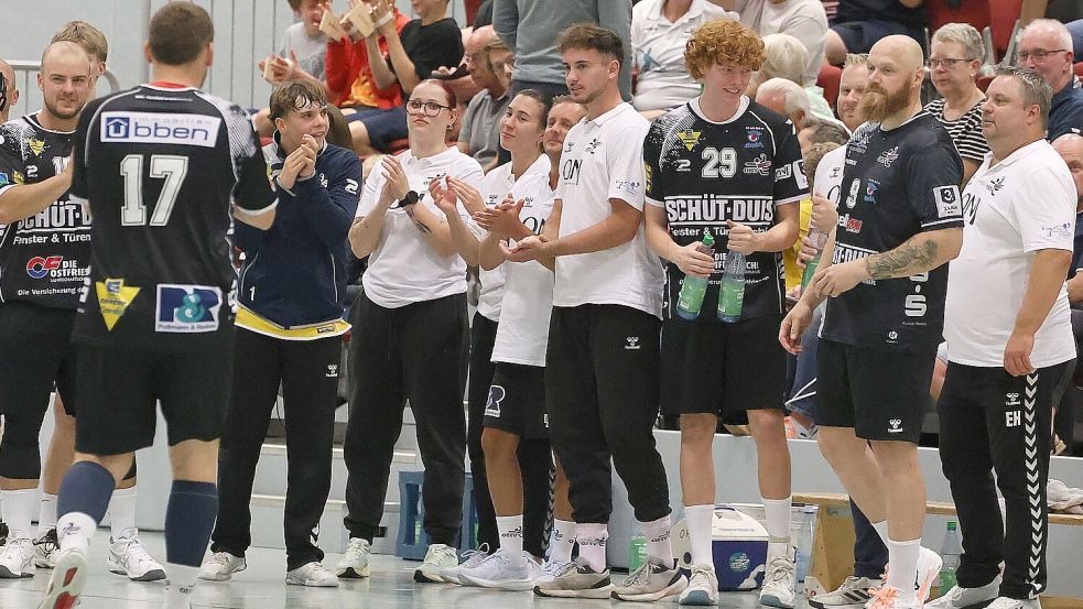 Der OHV Aurich hat schwere Wochen hinter sich. Nun beginnt mit einer neu formierten Mannschaft und der Rückkehr von Sven Seidler (2. von rechts) ein Kapitel, das Mut macht – und die Fans wieder träumen lässt. Foto: Wilfried Gronewold
