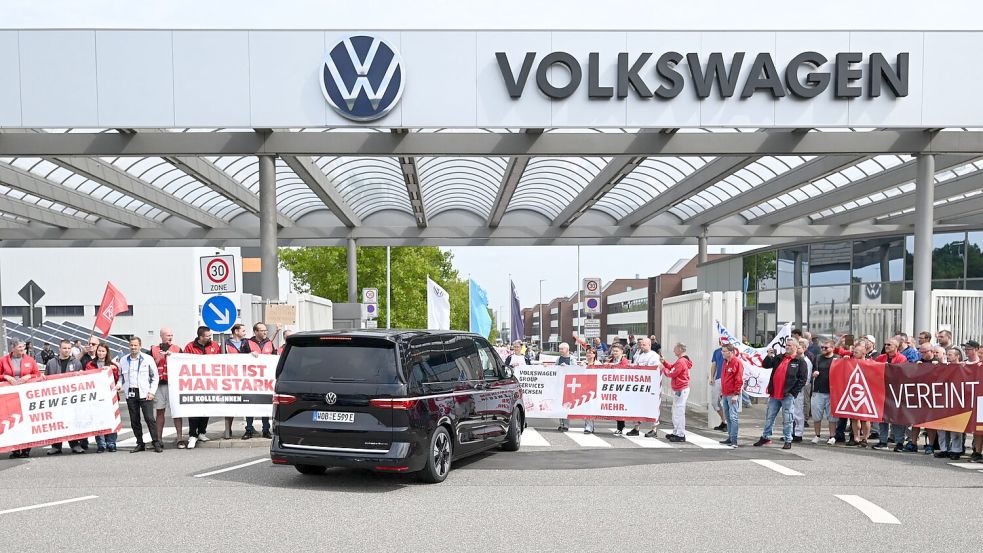 Der Bus mit VW-Vorstandchef Oliver Blume wird von Beschäftigten in Zwickau mit einer Demonstration für den Erhalt des Standortes in Empfang genommen. Foto: Hendrik Schmidt