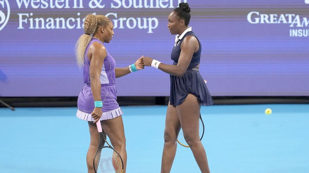Serena Williams (l) und Venus Williams werden auch bei den US Open im Doppel antreten. (Archivbild) Foto: Kareem Elgazzar