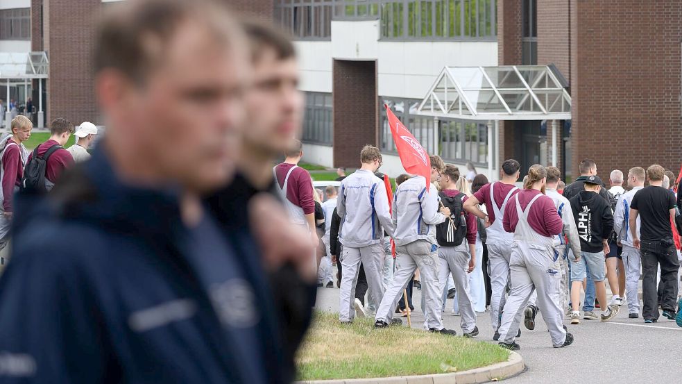 Nach einem Protest am Werkstor strömen Beschäftigte des Volkswagen-Werkes Zwickau zur Betriebsversammlung, bei der VW-Chef Oliver Blume spricht. Foto: Hendrik Schmidt