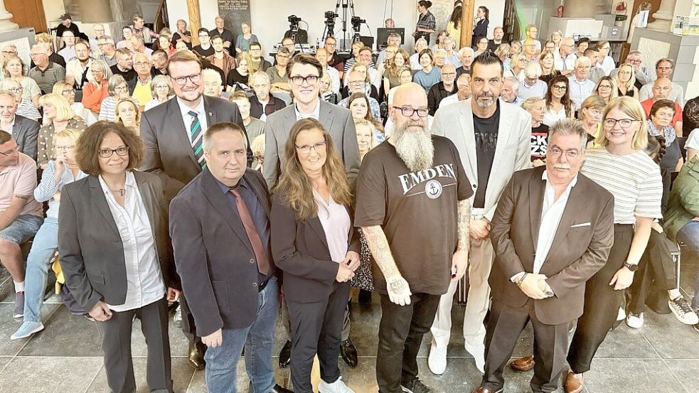 Die Redakteurinnen Mona Hanssen (rechts) und Marion Luppen (links) führen durch den Abend. Die Kandidatin Maria Winter (Mitte) und die Kandidaten Edgar da Silva Oliveira, Reza Darbani, Ingo Weber, Achim Fischer, Hendrik Küpker und Tim Kruithoff stellen sich den Fragen der Redaktion und der Leserinnen und Leser. Thomas Groblica sagte kurzfristig ab. Foto: Klaus Ortgies
