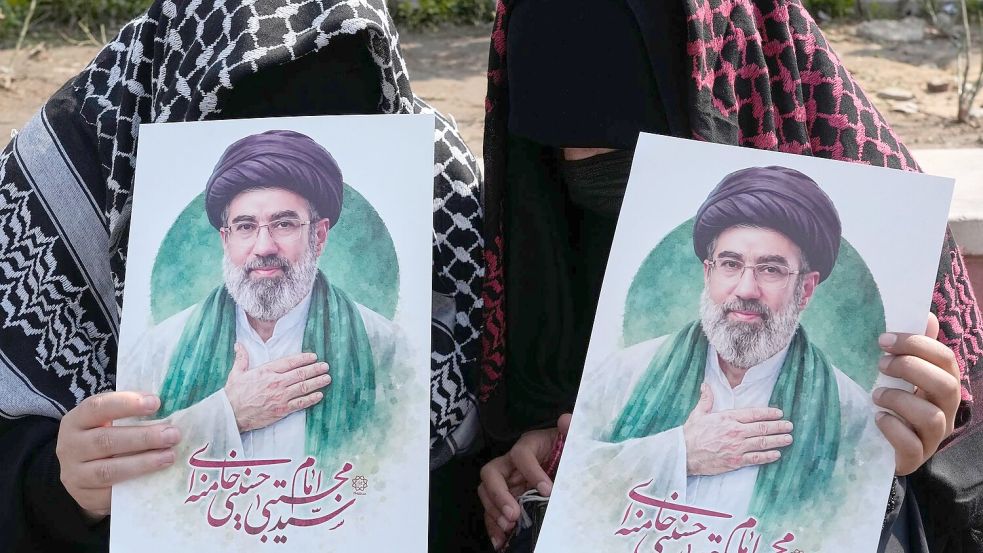 In der Öffentlichkeit zeigt sich das iranische Staatsoberhaupt Modschtaba Chamenei bisher nicht. (Archivbild) Foto: Vahid Salemi/AP/dpa