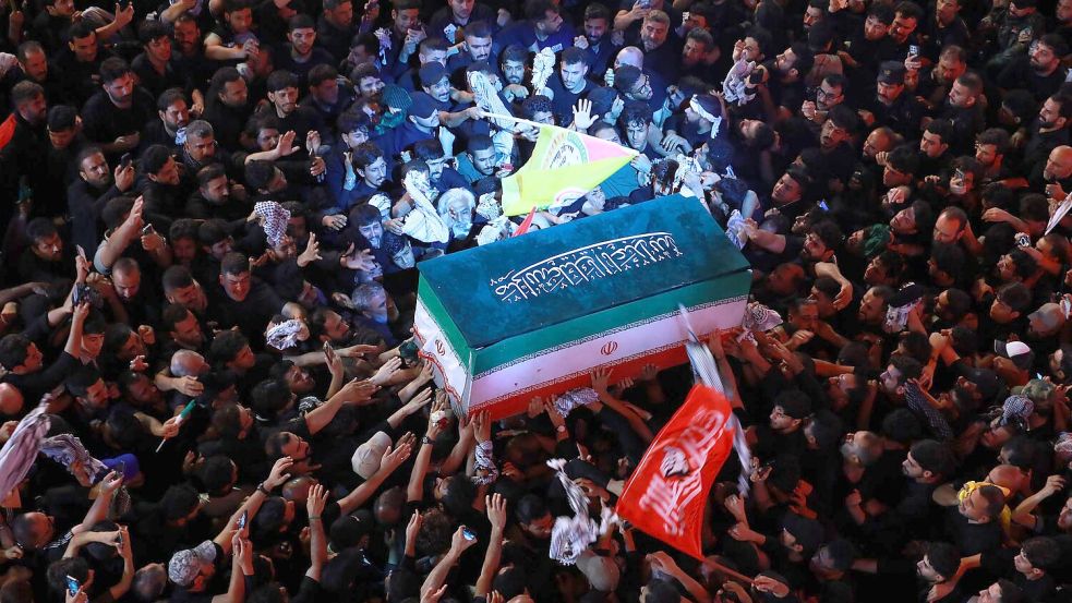 Trauernde tragen den Sarg des iranischen Obersten Führers Ajatollah Ali Chamenei während seines Trauerzuges in Karbala. Foto: Ameer Al-Mohammedawi/dpa