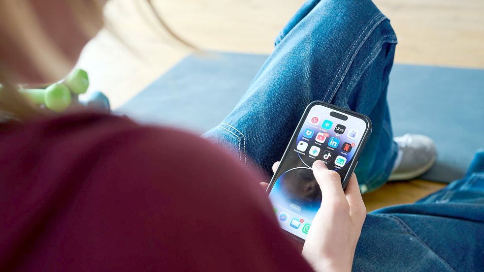 Social Media sind Alltag für Kinder und Jugendliche - aber viele haben eigene Strategien für den Umgang damit. (Symbolbild) Foto: Annette Riedl