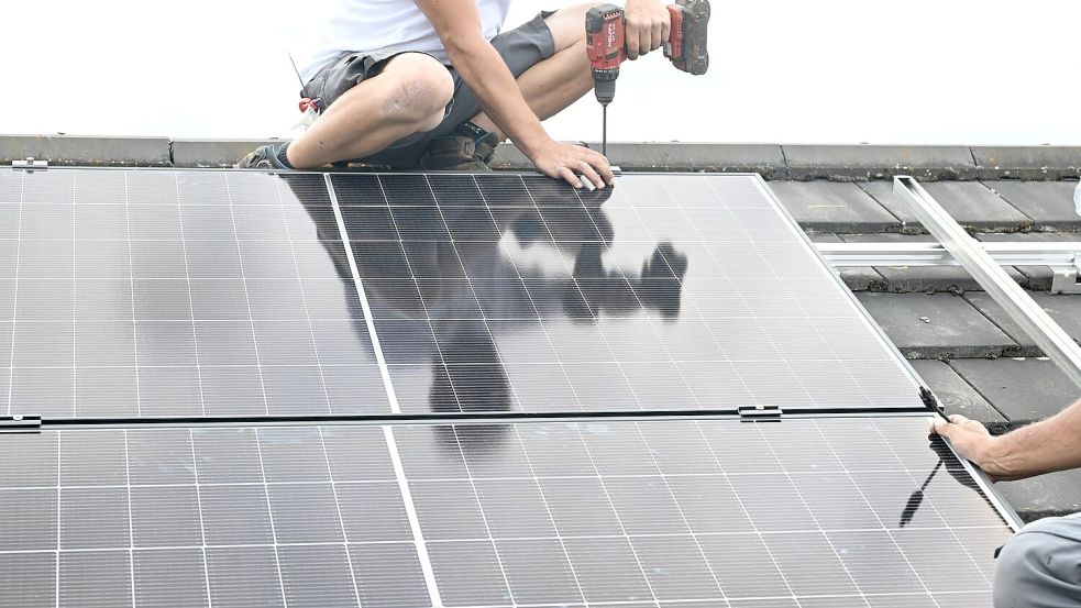 18 Prozent der Privathaushalte in Deutschland haben mittlerweile eine Photovoltaik-Anlage auf dem Dach. (Symbolbild) Foto: Bernd Weißbrod