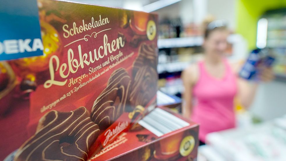 Schon ab Spätsommer türmt sich das Weihnachtsgebäck im Laden Foto: Sebastian Gollnow