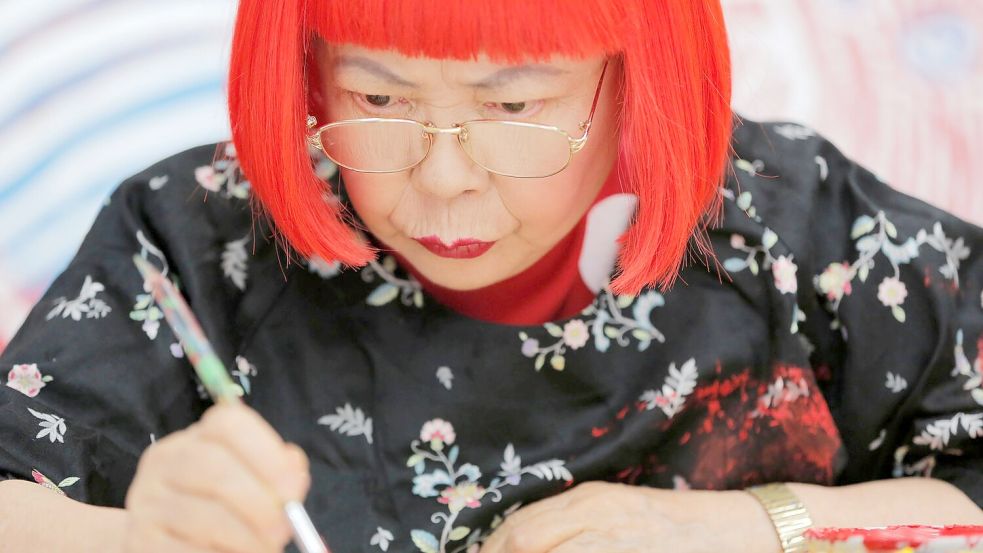 Die japanische Künstlerin Yayoi Kusama ist im Alter von 97 Jahren in Tokio gestorben. (Archivbild) Foto: Itsuo Inouye