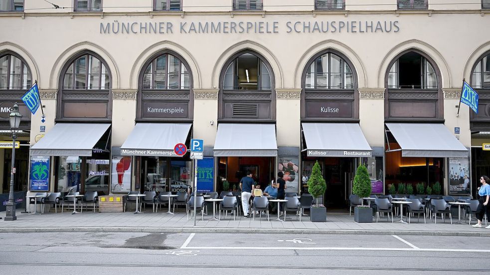Die Münchner Kammerspiele im Stadtzentrum an der edlen Maximilianstraße - unweit vom Hofbräuhaus - sind zum „Theater des Jahres“ gekürt worden. Foto: Sven Hoppe