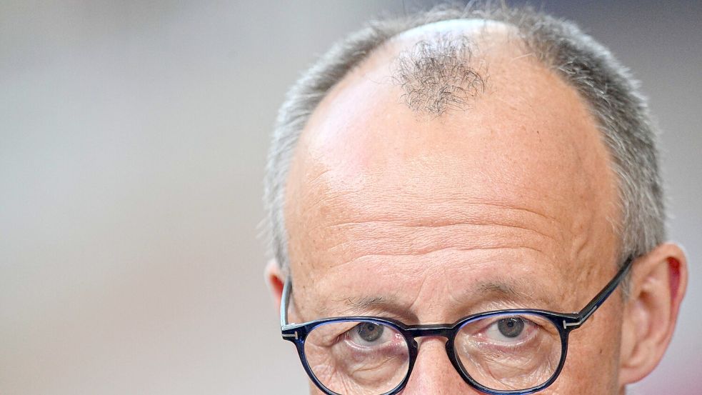 Haarinsel als Markenzeichen: Bundeskanzler Friedrich Merz zeigt, was er hat. Foto: IMAGO/ANP