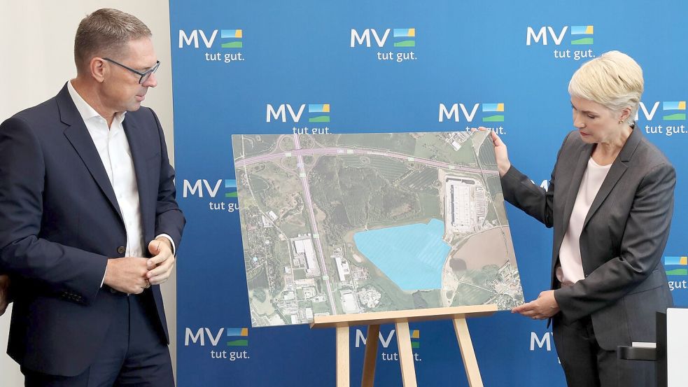 Schwarz-Chef Chrzanowski und Mecklenburg-Vorpommerns Ministerpräsidentin Schwesig stellen den Plan für das neue Rechenzentrum bei Rostock vor. Foto: Bernd Wüstneck