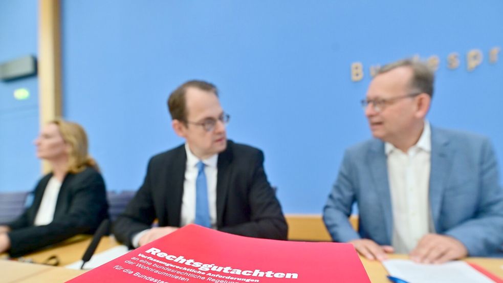 Die Linke plädierte bei einer Pressekonferenz in Berlin für einen Mietendeckel. Foto: Sebastian Gollnow/dpa