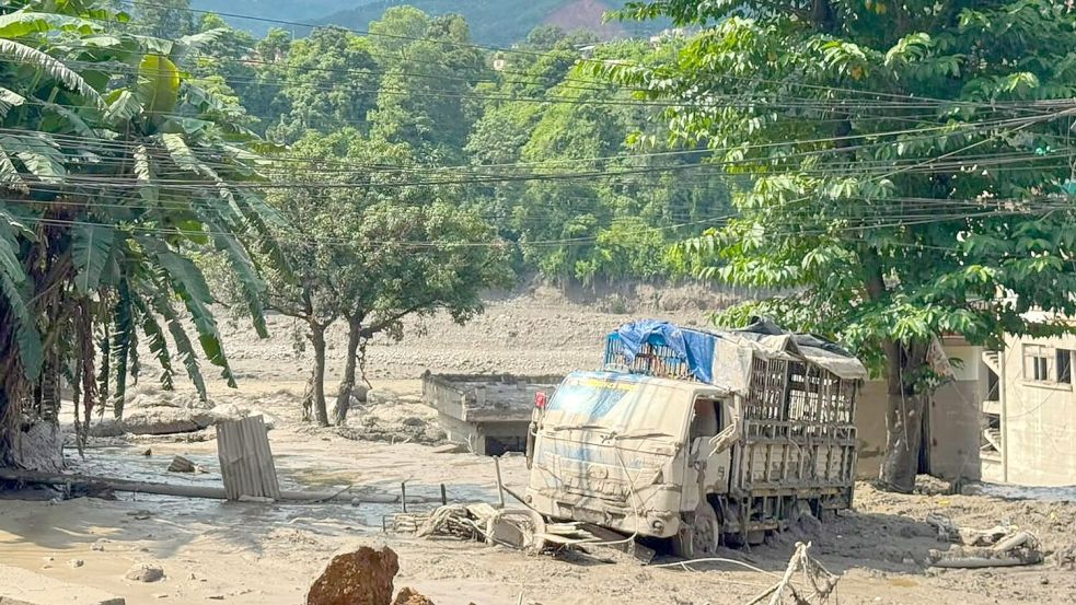 Eine dicke Schicht aus Schlamm liegt über der Region. Foto: Niranjan Shrestha/AP/dpa