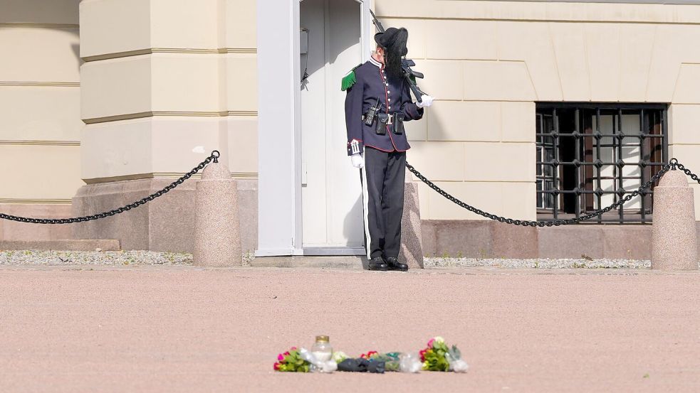 Vor dem Palast wurden bereits Blumen niedergelegt. Foto: Lise Åserud/NTB/dpa