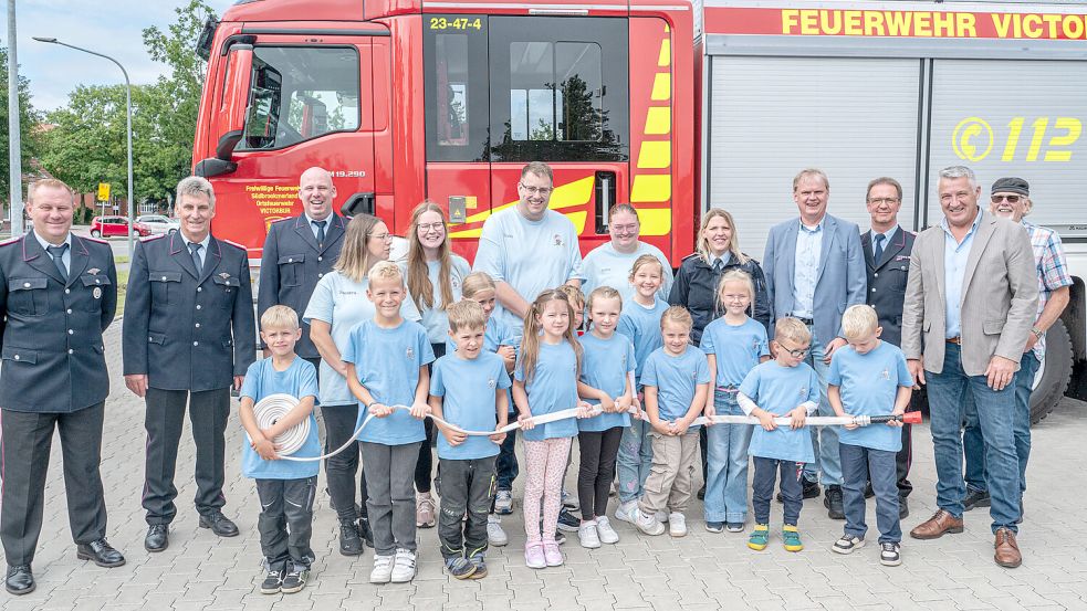 Die Mitglieder der neuen Kinderfeuerwehr mit ihren Ehrengästen. Foto: Folkert Bents