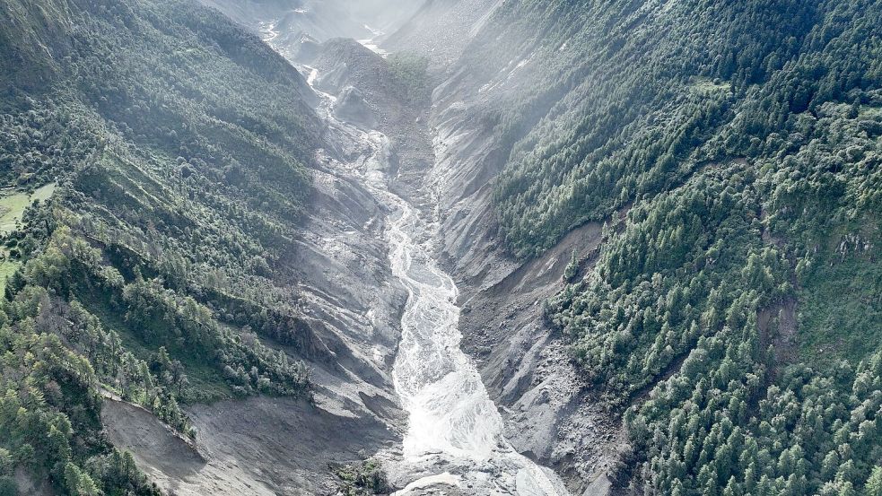 Ein Drohnenfoto zeigt ein von der Sturzflut betroffenes Gebiet. Foto: Jigme Dorje/XinHua/dpa