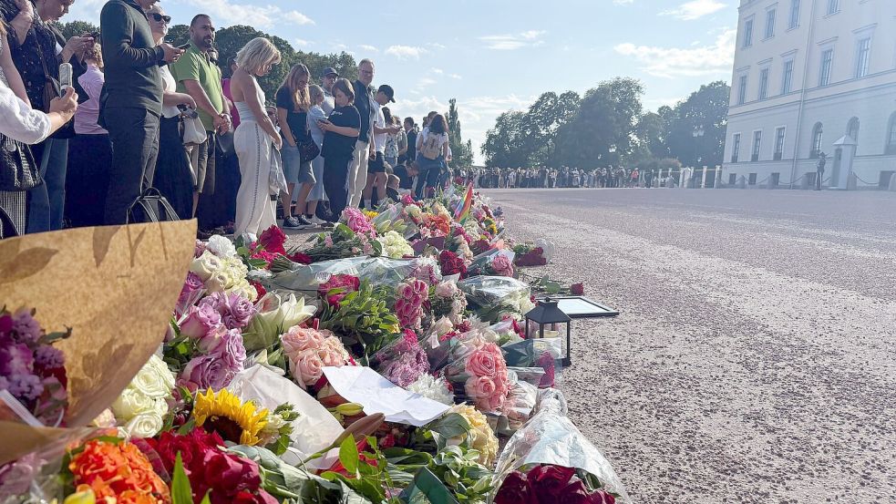 Vor dem Palast wurden Hunderte Blumen niedergelegt. Foto: Julia Wäschenbach/dpa