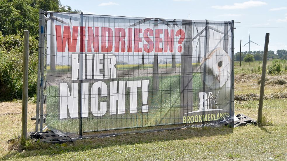 Seit Kurzem tun die Gegner weiterer Windkraftanlagen im Brookmerland ihren Protest auch mit Bannern wie diesem kund. Foto: Thomas Dirks