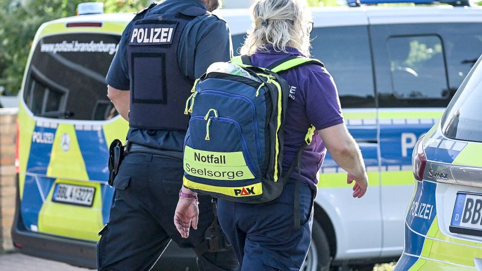 Notfallseelsorger sind an der Brandenburger Schule im Einsatz. Foto: Britta Pedersen/dpa