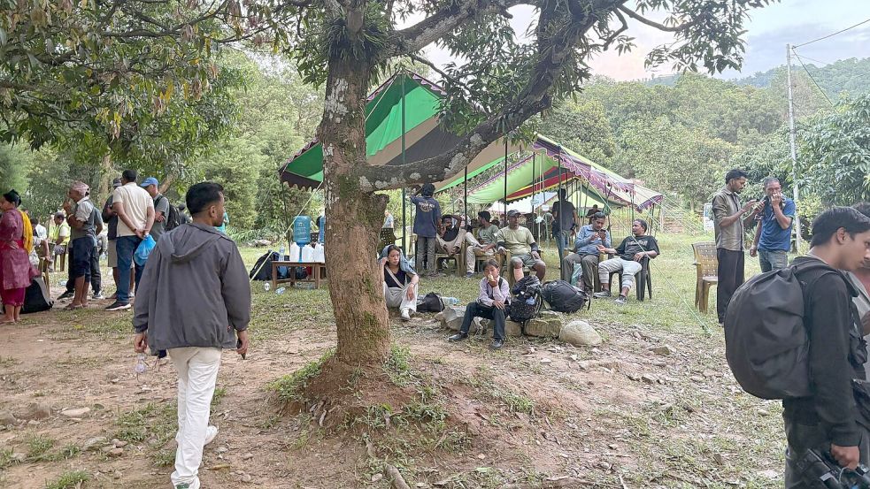 Überlebende der Sturzflut in Nepal finden Schutz in einem Armeecamp. Foto: Dirk Godder/dpa