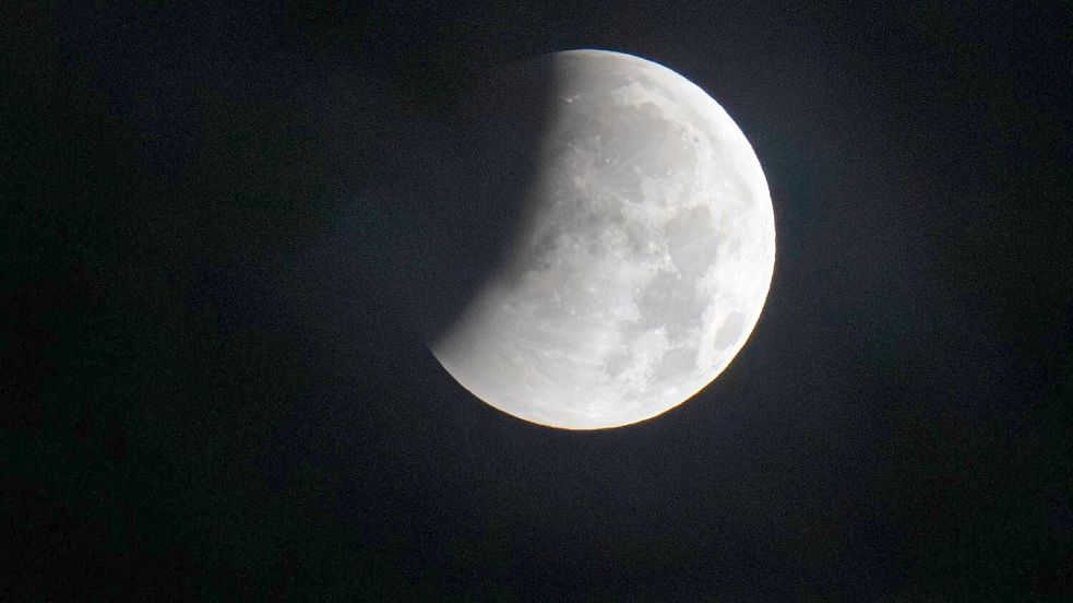 In Bayern war der Beginn der partiellen Mondfinsternis teils gut zu sehen. Foto: Peter Kneffel