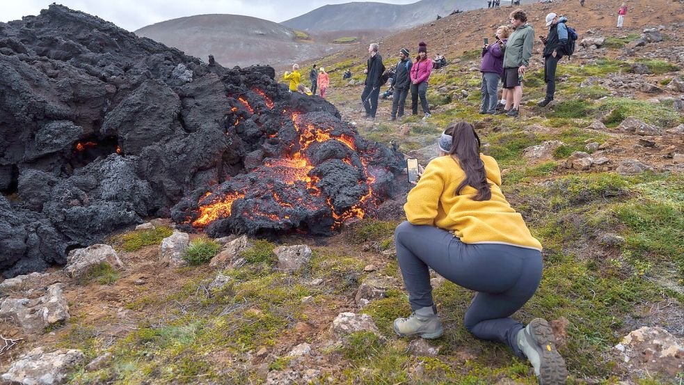 Die Insel mit ihren aktiven Vulkanen zieht jedes Jahr viele Touristen an. Hauptwirtschaftszweig ist aber die Fischerei. (Archivbild) Foto: Marco di Marco/AP/dpa