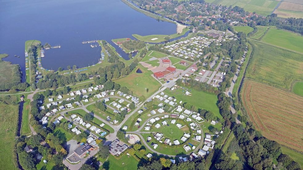 Am Nordufer des Großen Meeres liegt das touristische Zentrum der Gemeinde Südbrookmerland. Foto: Bernd Heiken