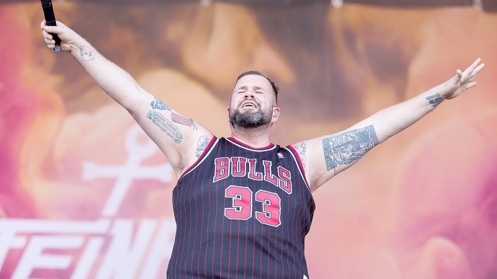 Jan „Monchi“ Gorkow ist Gründungsmitglied und Frontmann der Punkband „Feine Sahne Fischfilet“. Foto: dpa/Florian Wieser