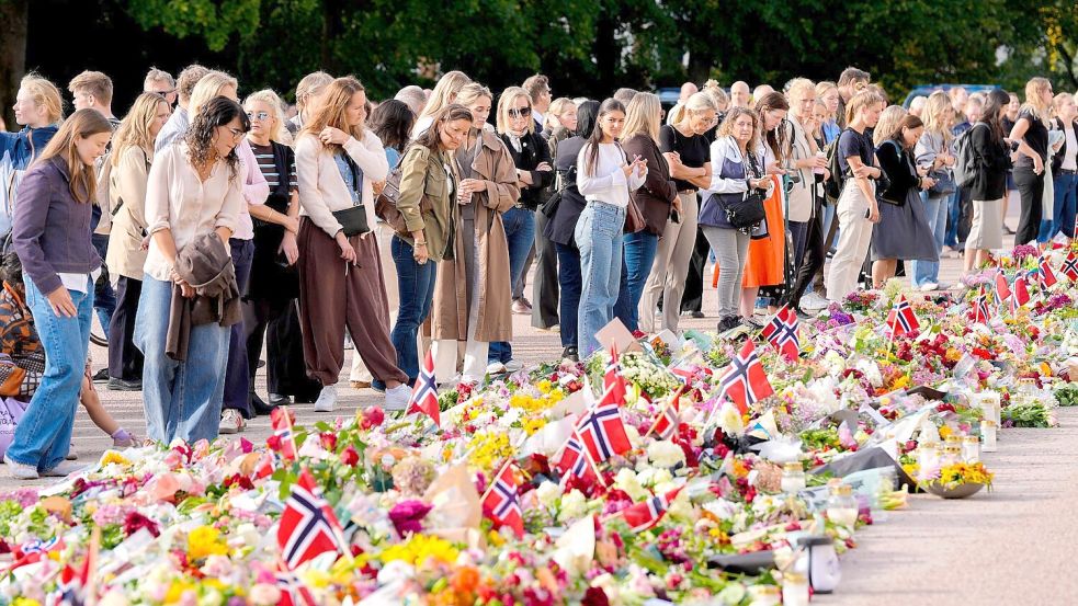 Die Menschen in Oslo trauerten um ihren König. Foto: Lise Åserud/NTB/dpa