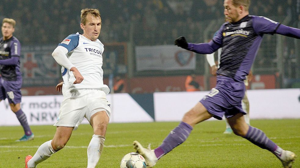 Im November 2019 holte der VfL ein 1:1 im Bochumer Ruhrstadion. Unser Bild zeigt Robert Tesche (damals noch für Bochum am Ball) und Marc Heider (VfL). Foto: IMAGO / Funke Foto Services