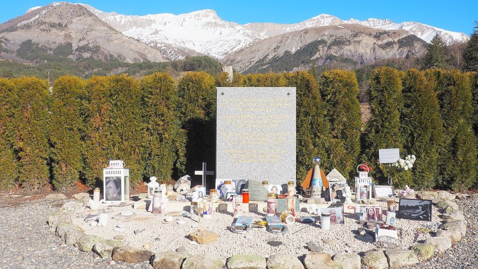 Eine Gedenktafel erinnert an den Flugzeugabsturz einer Germanwings-Maschine in den Alpen. Eine Klage auf zusätzliches Schmerzensgeld gegen das Luftfahrt-Bundesamt hat mehr als zehn Jahre nach der Katastrophe wenig Aussicht auf Erfolg. Foto: Christian Böhmer/dpa