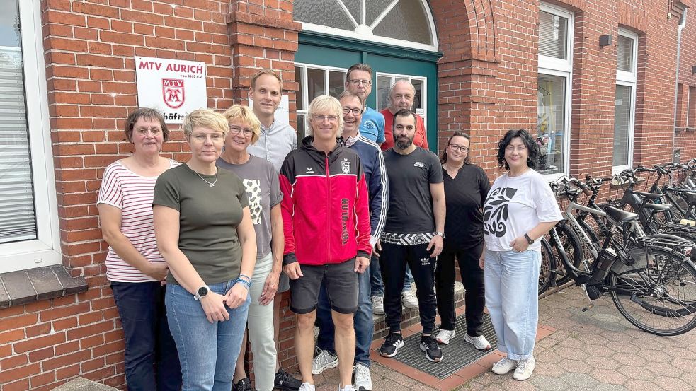 Helfer, Veranstalter und Sponsoren auf einem Foto. Der Sparkassenlauf am kommenden Sonnabend soll wieder zu einem Erlebnis für alle Beteiligten werden. Sandra Siefken (Zweite von links) und Ralf Feldmann (5. von links) werden die Sportler vorne und hinten im Läuferfeld auf dem Fahrrad begleiten. Foto: Marco Lindenbeck