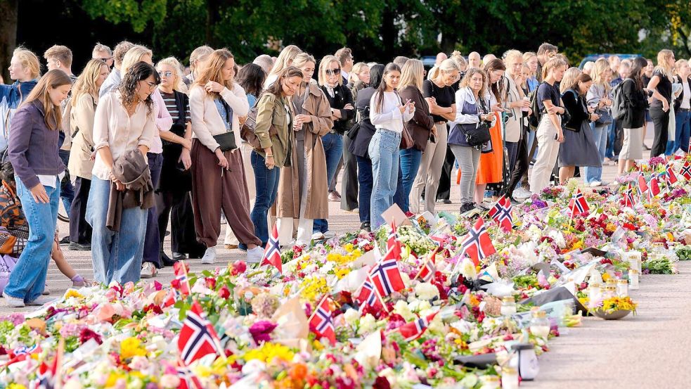Die Menschen in Oslo trauerten um ihren König. Foto: Lise Åserud/NTB/dpa
