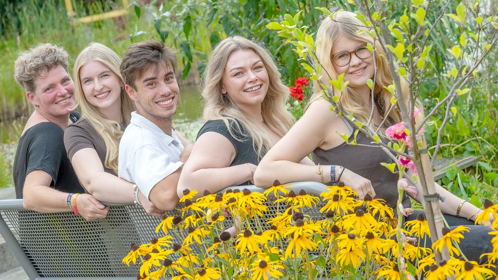 Die Kandidaten für das Wiesmoorer Blütenkönigshaus (von links): Ina Knobloch (47) aus Wiesmoor, Larissa Kahmann (24) aus Wiesmoor, Bjarne Rouw (25) aus Wiesmoor, Janina Julius-Kroon (28) aus Timmel und Emma Hofer (21) aus Wiesmoor. Foto: Klaus Ortgies
