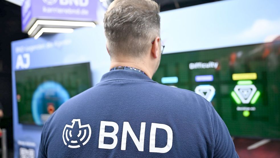 Wer dachte, Spione arbeiteten nur im Verborgenen, der wird bei der Gamescom eines Besseren belehrt: ein BND-Mitarbeiter am Messestand. Foto: Wolf von Dewitz