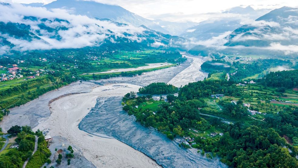 Die Flut hatte enorme Schlammmassen mit sich gebracht. Foto: Ambir Tolang
