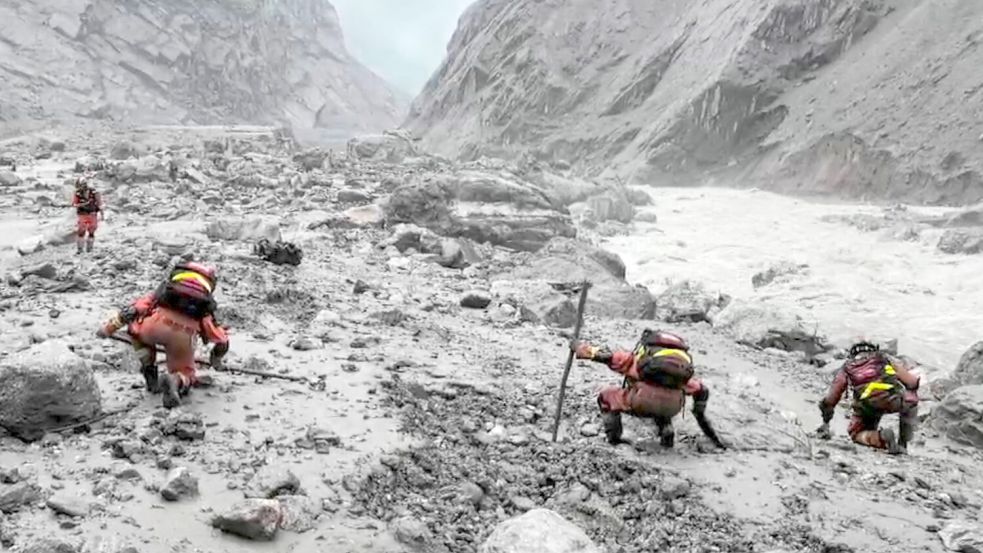 Am dritten Tag nach der Katastrophe laufen die Rettungsarbeiten weiter. Foto: XinHua/dpa