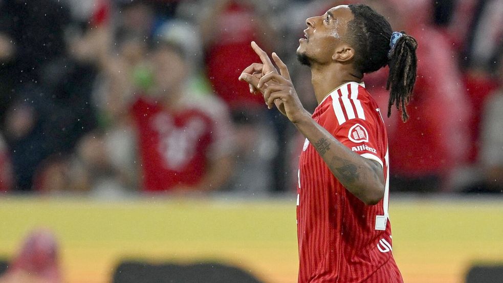 Michael Olise, hier beim Torjubel nach seinem 2:1, präsentierte sich zum Bundesliga-Start gleich wieder in Galaform. Foto: Sven Hoppe/dpa