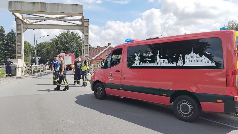 Einsatzkräfte sind Ende Juni 2026 an der Rabenbrücke in Potshausen im Einsatz, nachdem im Hauptfehnkanal ein menschliches Körperteil entdeckt wurde. Foto: Clarissa Scherzer