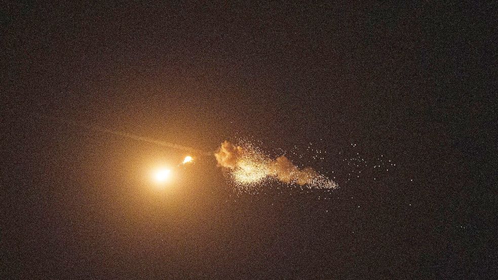Russland greift die Ukraine immer wieder mit Drohnen und Raketen an. (Archivbild) Foto: Evgeniy Maloletka/AP/dpa