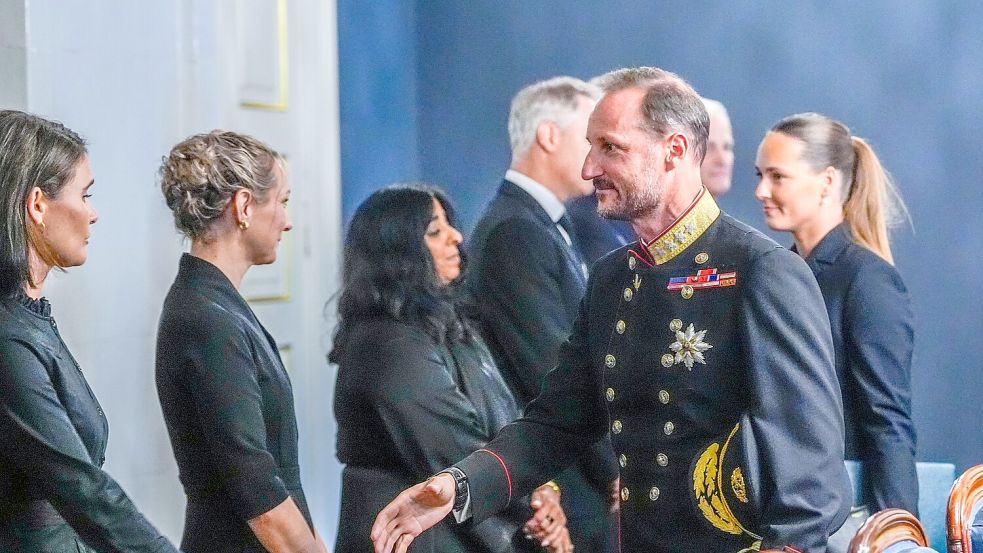 König Haakon (M) wird sich heute an das Volk wenden. Foto: Lise Åserud