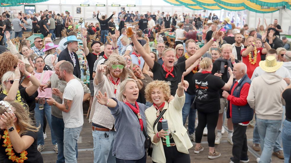 Partypegel auf dem Höhepunkt: Im Festzelt herrschte am Sonnabend in der Mittagszeit während des Frühschoppen beste Stimmung. Das Motto „Ein Dorf im Ausnahmezustand“ wurde dort perfekt umgesetzt. Foto: Udo Hippen