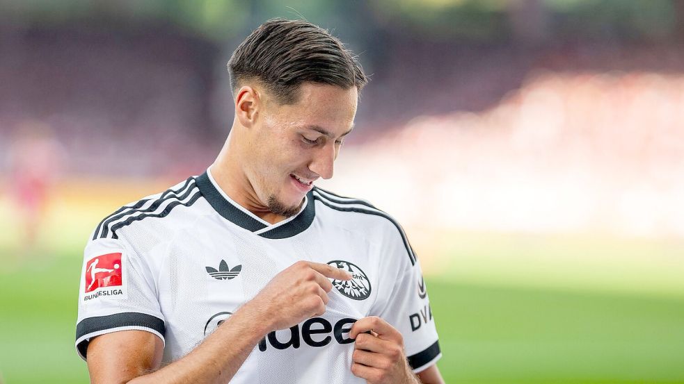 Drei Tore zum Saisonauftakt: Younes Ebnoutalib ist der Eintracht-Mann des Spiels. Foto: Julius Frick/dpa