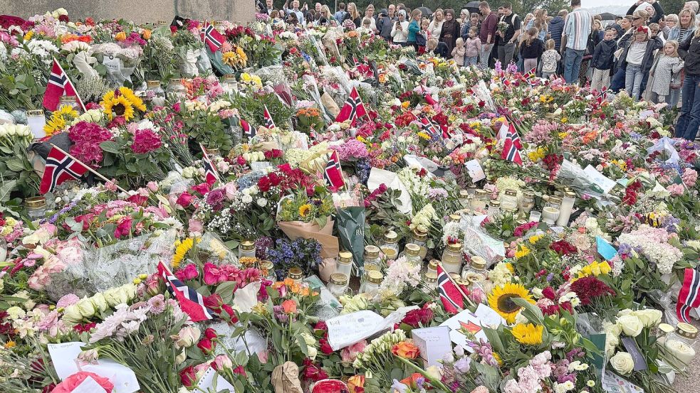 Ein Blumenmeer säumt den Schlossplatz in Oslo nach dem Tod des norwegischen Monarchen. Foto: Julia Wäschenbach
