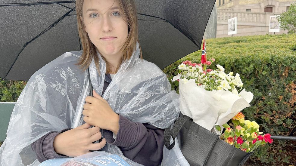 Cornelia Lillelien hat Blumen in Haralds Lieblingsfarbe ausgesucht, erzählt sie. Foto: Julia Wäschenbach