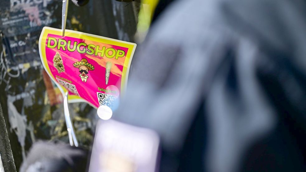 Inzwischen gibt es nicht nur Werbeaufkleber für Drogen, sondern auch Gratisproben. (Archivbild) Foto: Sebastian Gollnow