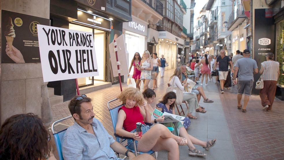 In Palma demonstrierten nach Polizeiangaben rund 1.000 Einheimische gegen die Folgen des Massentourismus. Foto: Clara Margais