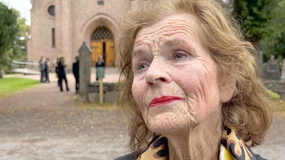Gottesdienst-Besucherin Elisabeth Stolpe kämpft mit den Tränen. Foto: Julia Wäschenbach